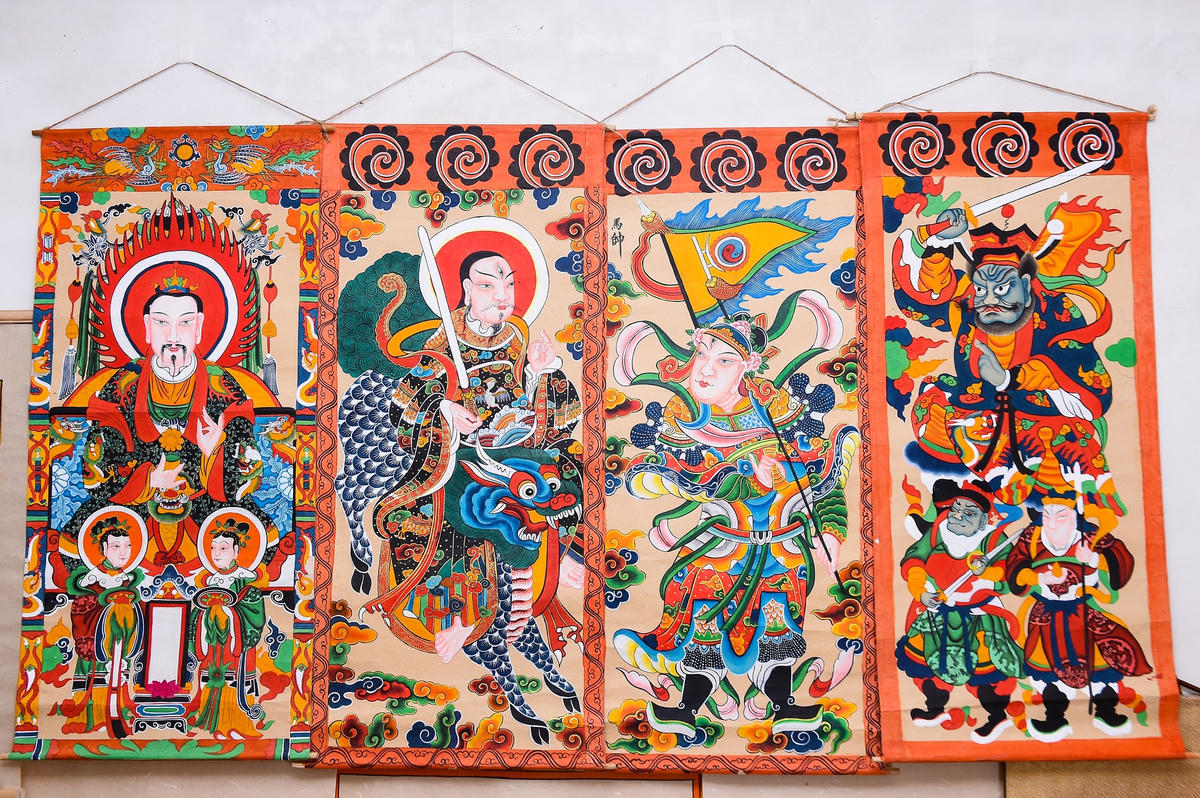 Anh vẽ nhiều tác phẩm thuộc hai dòng tranh Hàng Trống và Kim Hoàng.