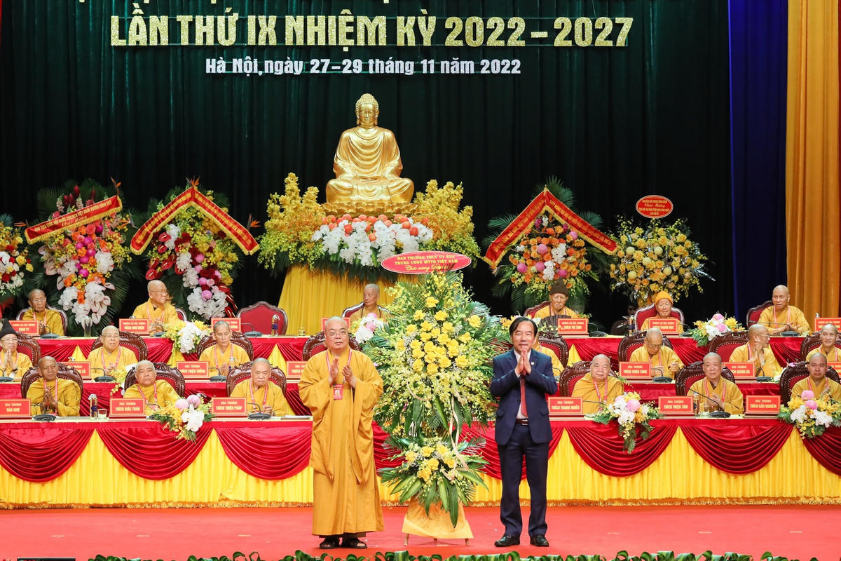 Ban Thường trực UBTƯ MTTQ Việt Nam tặng hoa chúc mừng Đại hội.