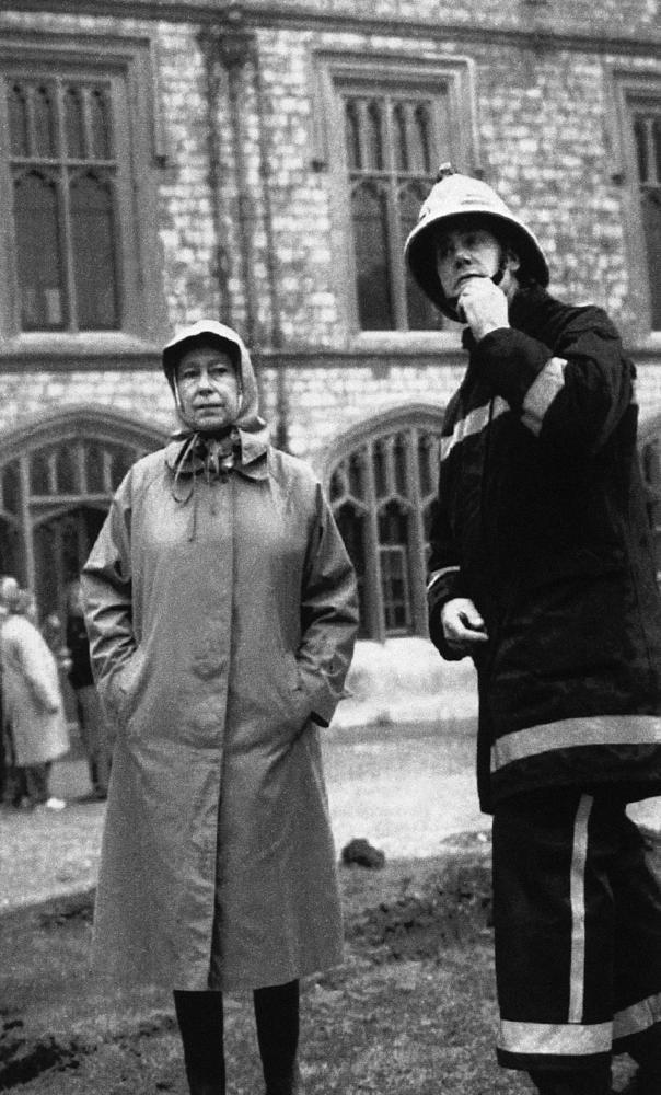 Nữ hoàng Elizabeth II có mặt tại hiện trường vụ hỏa hoạn tại Lâu đài Windsor, ngày 21/11/1992.