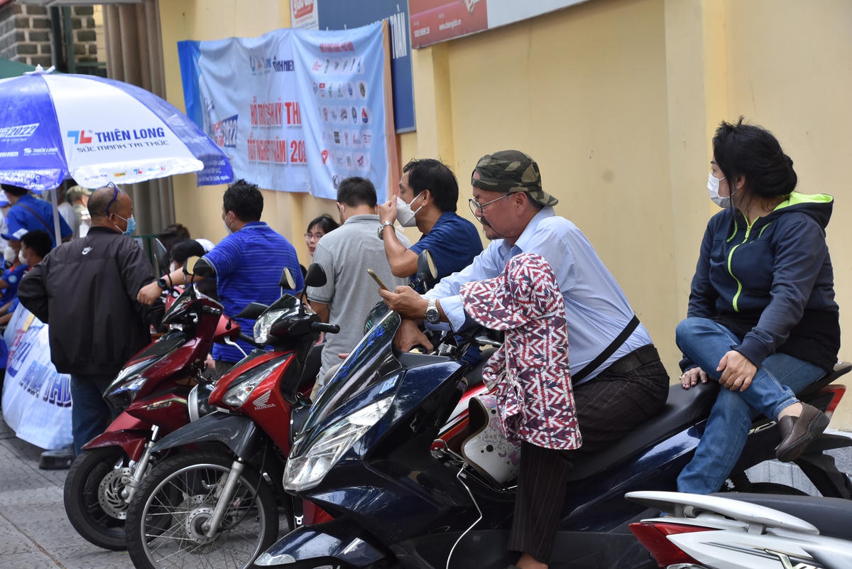 Ngày mai (8/7), thí sinh sẽ làm bài thi Khoa học tự nhiên hoặc Khoa học xã hội vào buổi sáng và Ngoại ngữ vào buổi chiều. Kết quả thi được sử dụng để xét công nhận tốt nghiệp THPT và là cơ sở để tuyển sinh đại học.