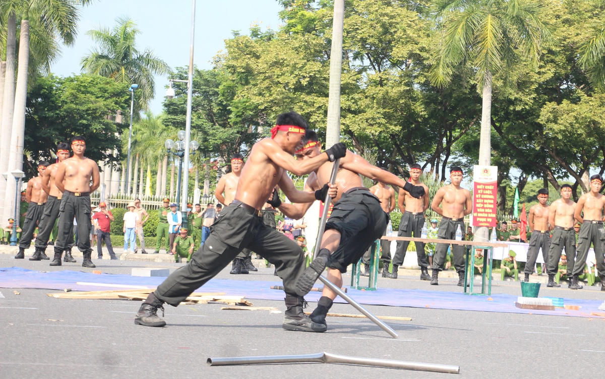 Chiến sĩ dùng chân không đánh gãy thanh sắt.