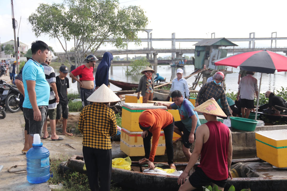 Người dân chung tay "giải cứu" giúp các hộ nuôi.