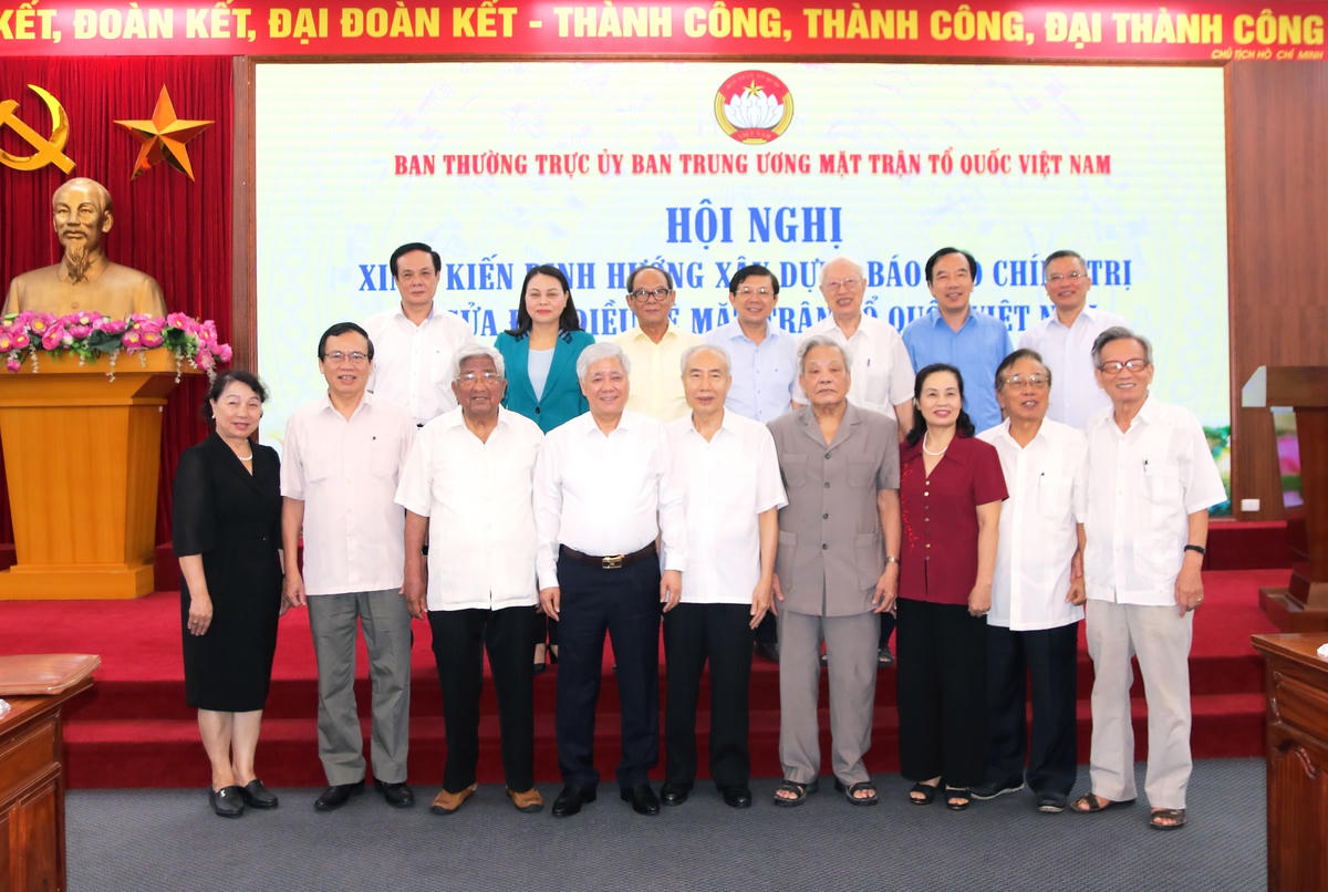 Chủ tịch Đỗ Văn Chiến chụp ảnh lưu niệm cùng các vị nguyên lãnh đạo MTTQ Việt Nam và các đại biểu tham dự Hội nghị.