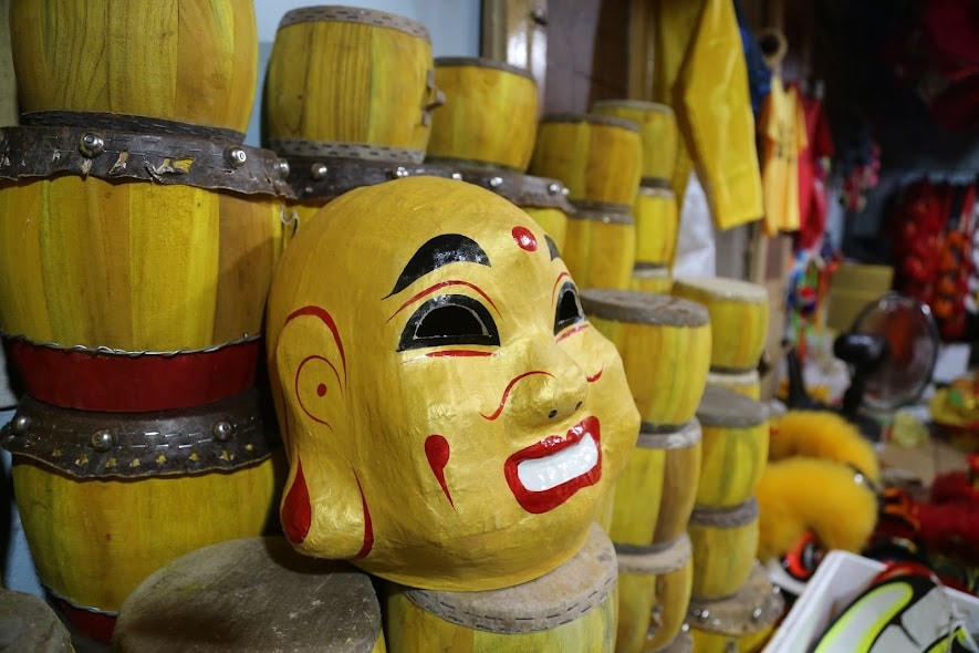 Ngoài làm đầu lân, các cơ sở cũng cung cấp các mặt hàng đạo cụ đi kèm như trống, thanh la, bộ đồ ông địa...