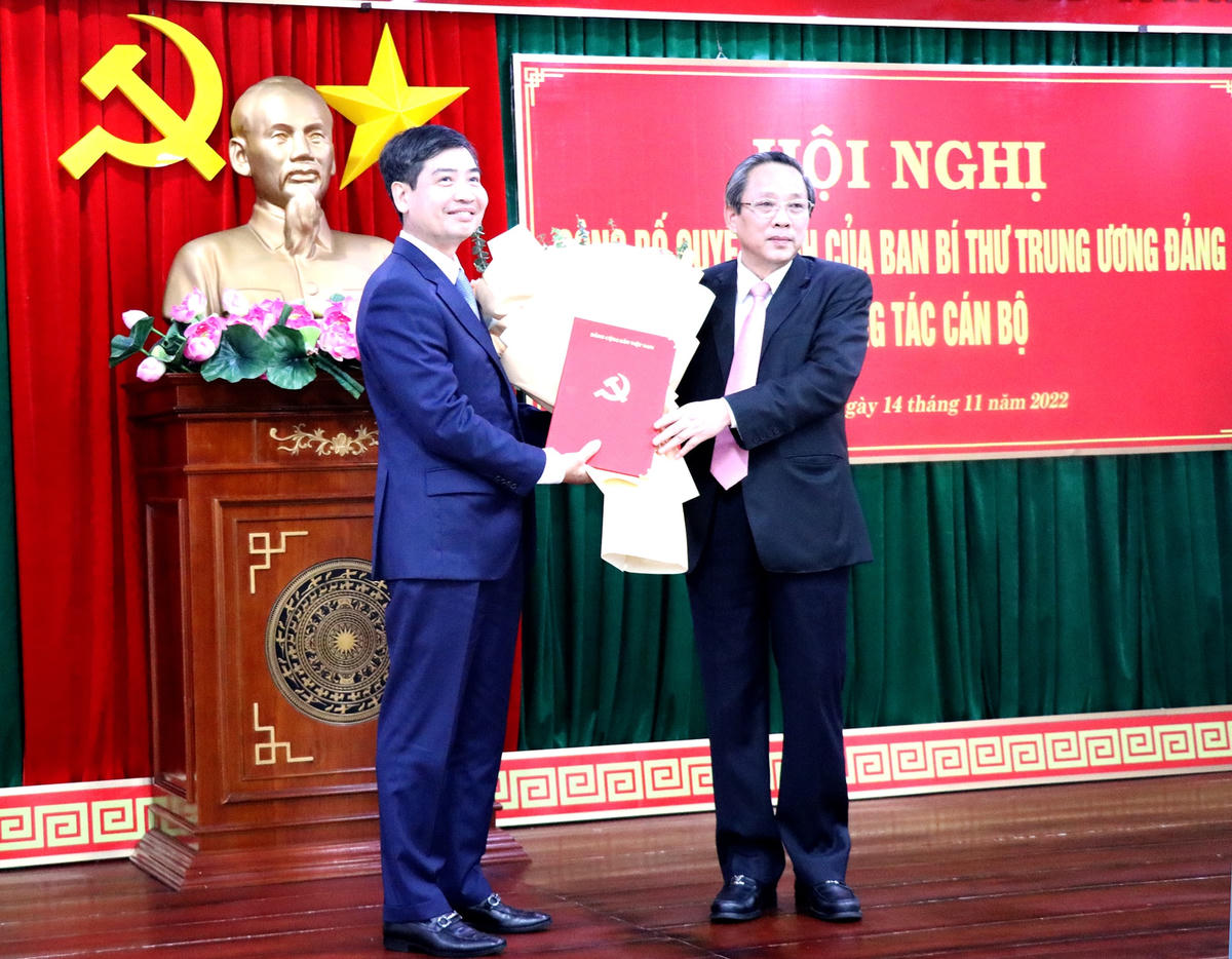 Ông Hoàng Đăng Quang, Ủy viên Trung ương Đảng, Phó Trưởng ban Tổ chức Trung ương trao quyết định và tặng hoa chúc mừng ông Tạ Anh Tuấn giữ chức phó bí thư Tỉnh ủy Phú Yên.