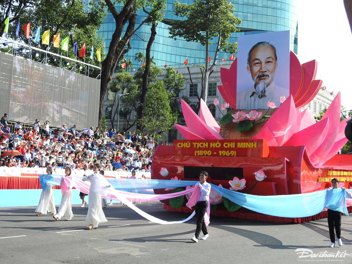 Tiếp đó là xe rước hình ảnh của Chủ tịch Hồ Chí Minh vĩ đại. (ảnh Đ.Xá).