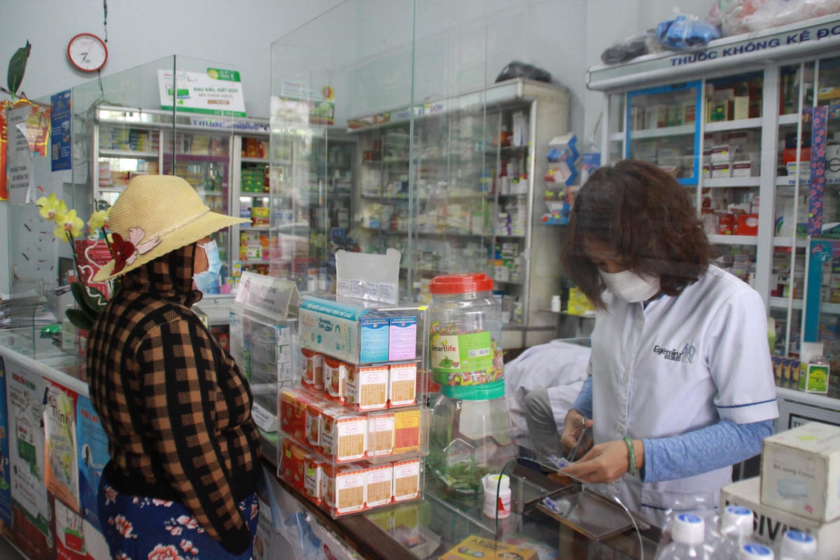 Người dân đến mua thuốc tại các quầy thuốc ở Quảng Nam.