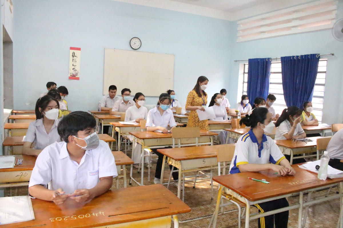 Các thí sinh dự thi tốt nghiệp THPT tại một phòng thi của Trường THPT Nguyễn Trãi (TP. Thuận An, Bình Dương). Ảnh: Phương Hiếu