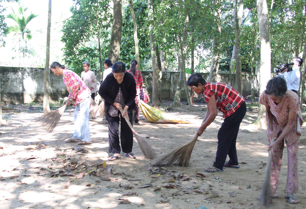Người dân tham gia dọn dẹp vệ sinh, tạo vẻ mỹ quan trong khuôn viên chùa Bốn Mặt (tỉnh Sóc Trăng).