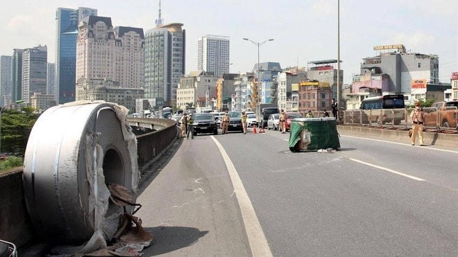 Hiện trường vụ xe tải làm rơi cuộn thép trên đường Vành đai 3 trên cao ngày 9/8.