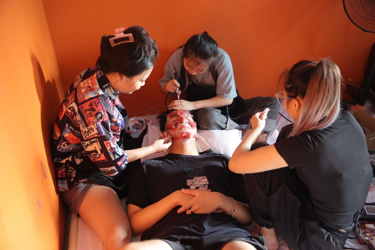 Bộ phim được đầu tư chuyên nghiệp trong hóa trang.