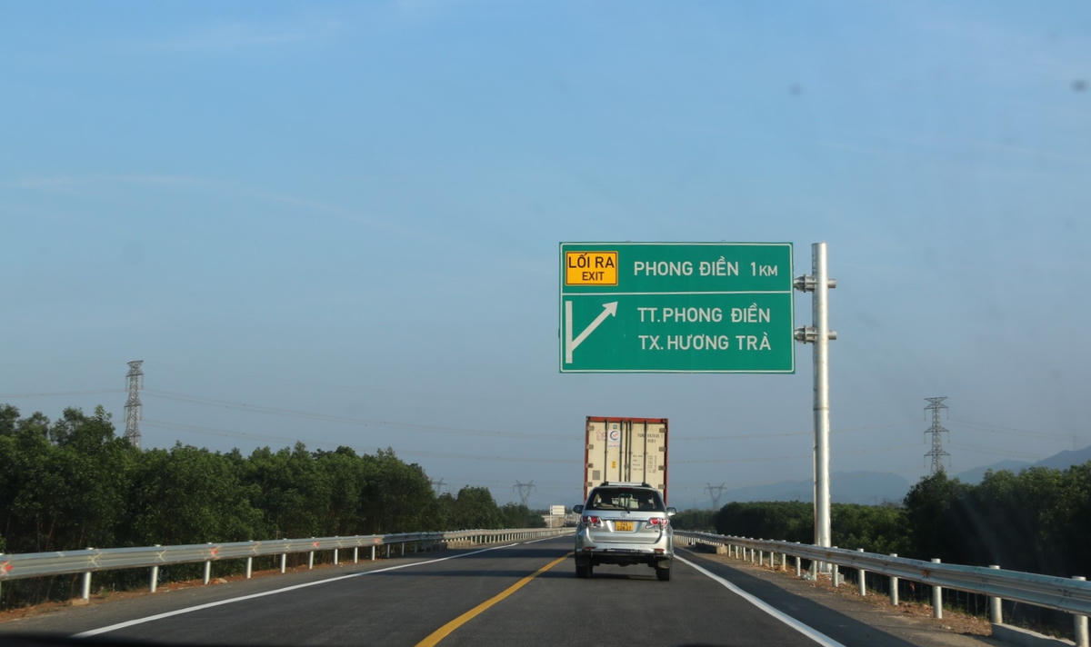 Nhộn nhịp trên tuyến cao tốc Cam Lộ - La Sơn sau hơn 1 tháng đưa vào khai thác