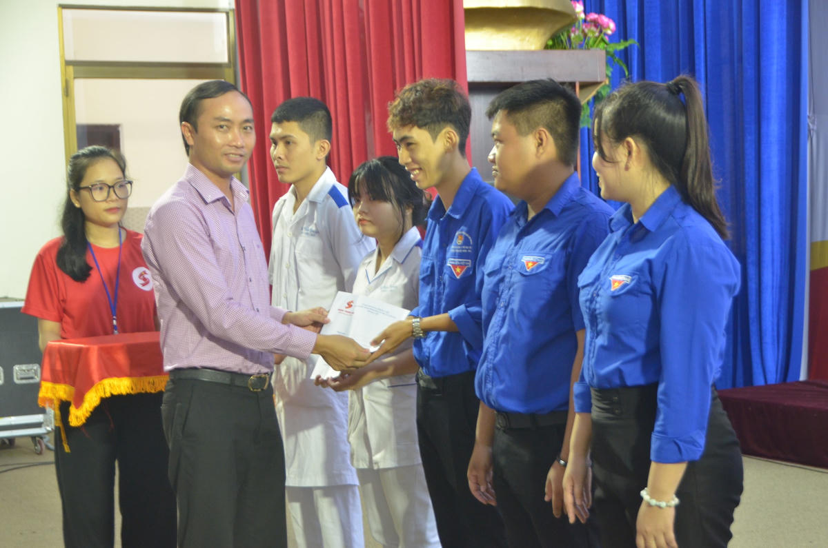 Ban tổ chức trao quà cho các cá nhân tiêu biểu trong phong trào hiến máu tình nguyện có hoàn cảnh khó khăn.
