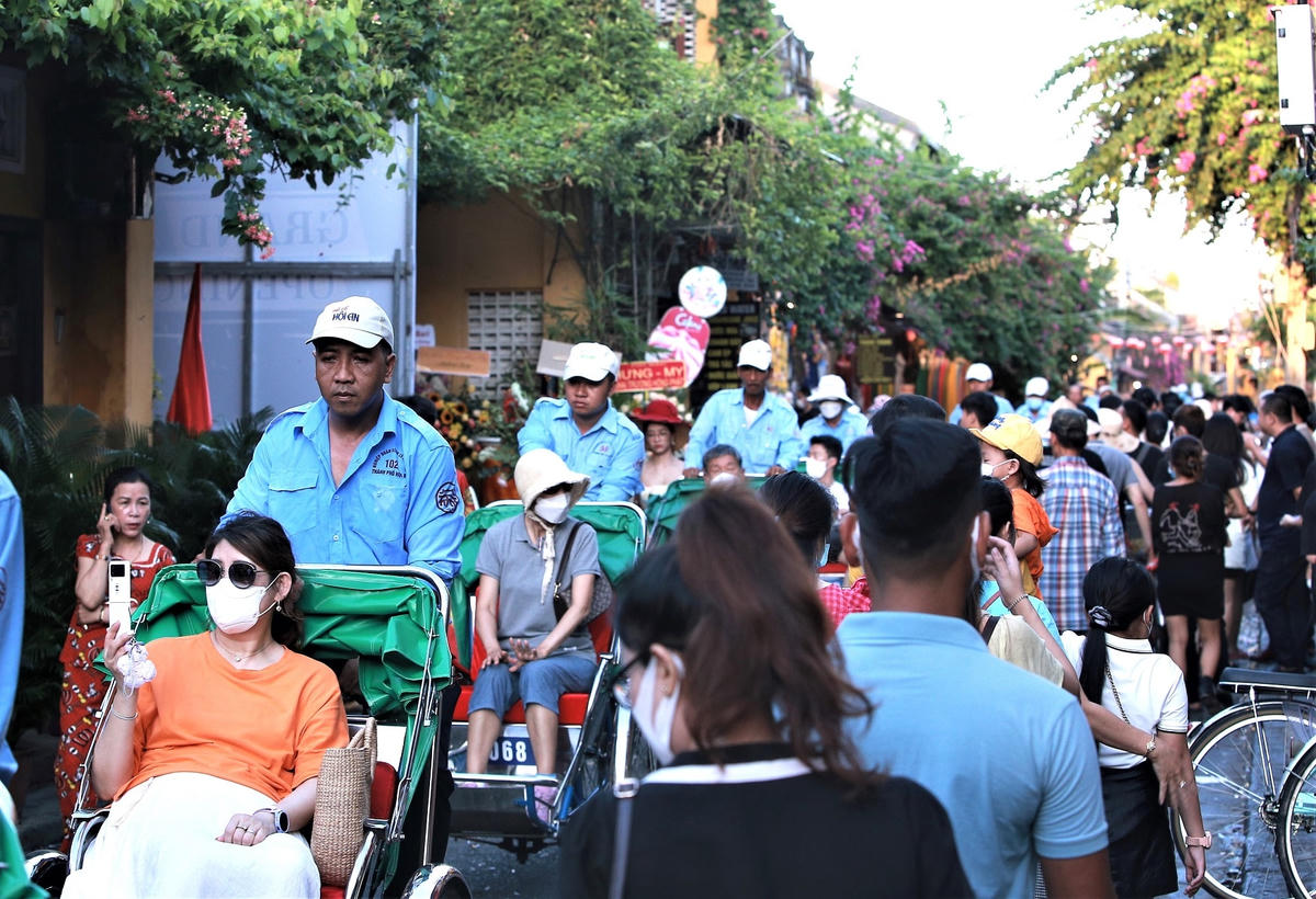 Du khách đi lại rất đông trên đường Trần Phú, TP Hội An.