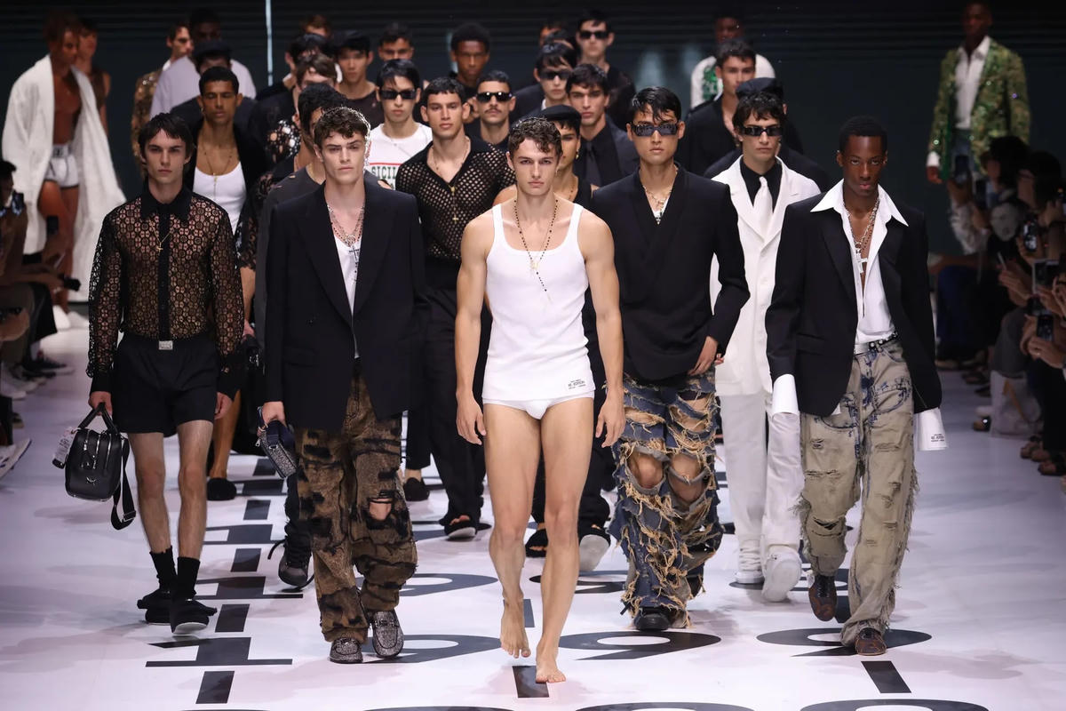 Nhà mốt Dolce Gabbana - Mặc dù theo đuổi phong cách và cảm hứng từ Gen Z và Vũ trụ ảo (Metaverse) trong các BST gần đây, Domenico Dolce và Stefano Gabbana đã mang lại những dấu ấn đặc trưng thập niên 90 và 00 của hãng cho bộ sưu tập SS23 lần này: đưa áo phông, quần dài và quần jean rách trở lại xu hướng.