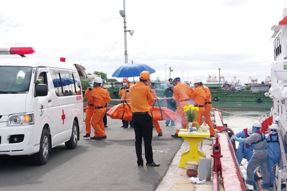 Các thi thể thuyền viên được đại diện chủ tàu là công ty TNHH Hoyer Transport Việt Nam đưa về nhà tang lễ Bộ Quốc phòng (số 5 Phạm Ngũ Lão, Gò Vấp, TP HCM).