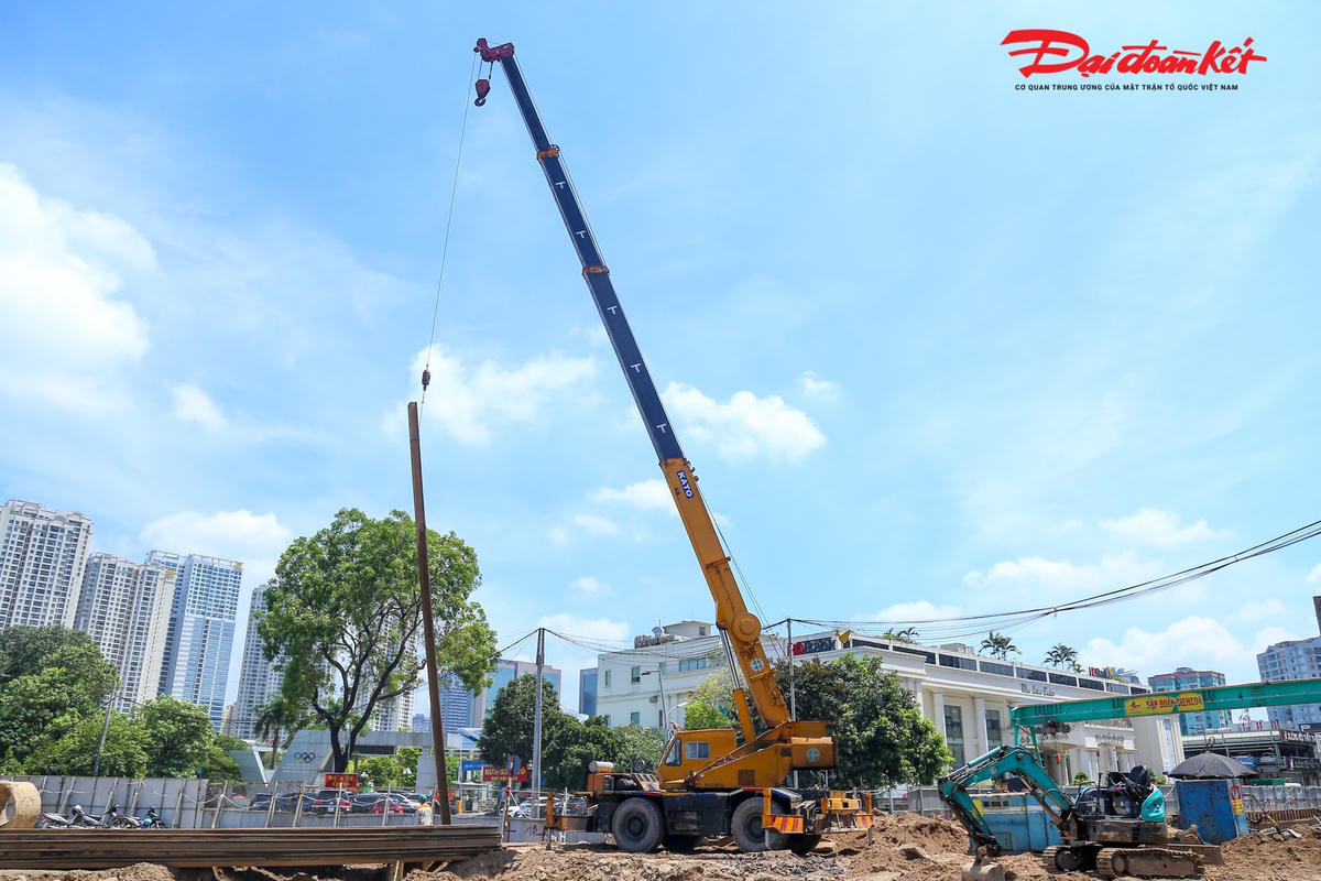 Máy móc luôn hoạt động hết công suất đẩy nhanh tiến độ dự án.