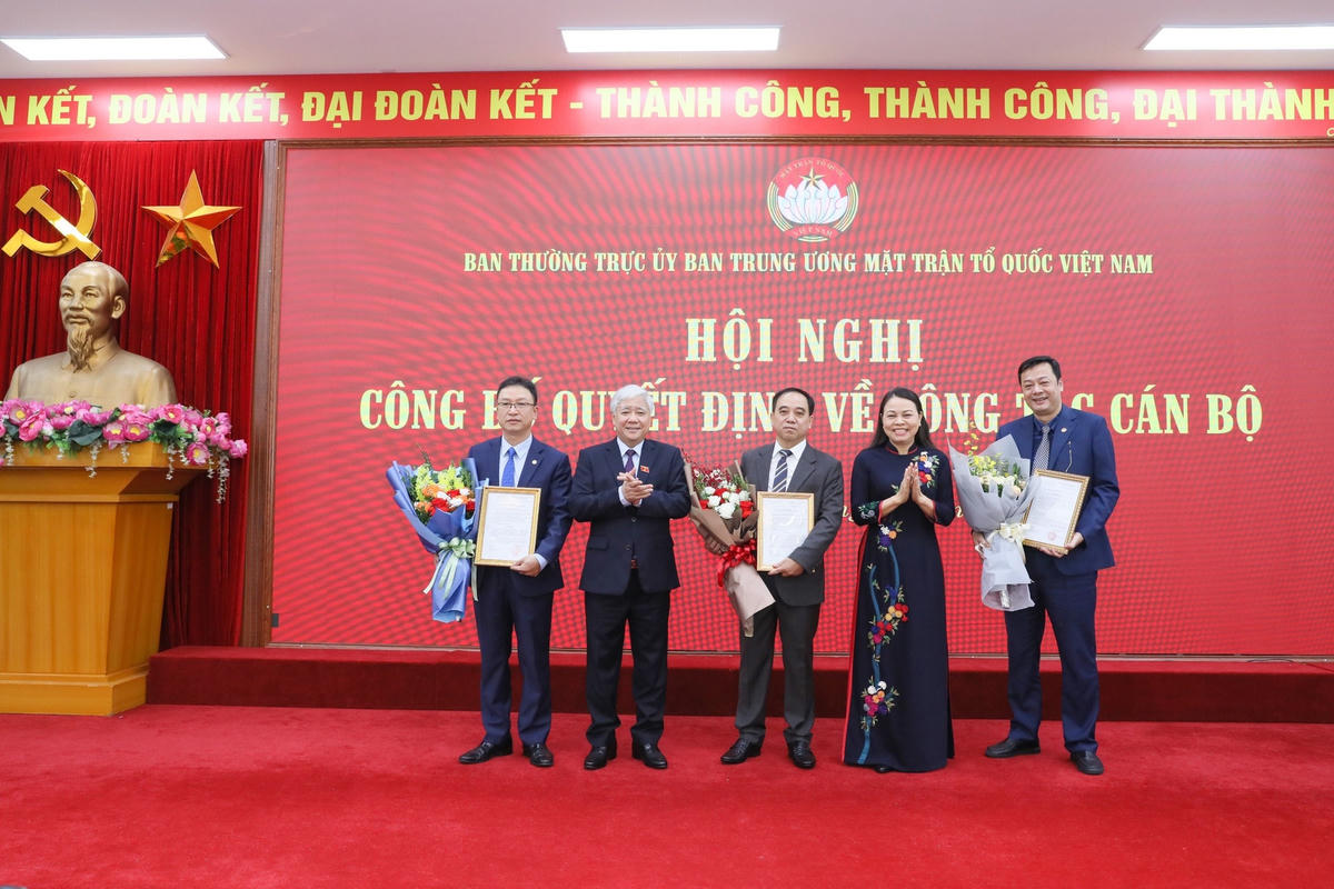 Chủ tịch UBTƯ MTTQ Việt Nam Đỗ Văn Chiến và Phó Chủ tịch - Tổng Thư ký UBTƯ MTTQ Việt Nam Nguyễn Thị Thu Hà tặng hoa chúc mừng các đồng chí được nhận Quyết định. Ảnh: Quang Vinh.