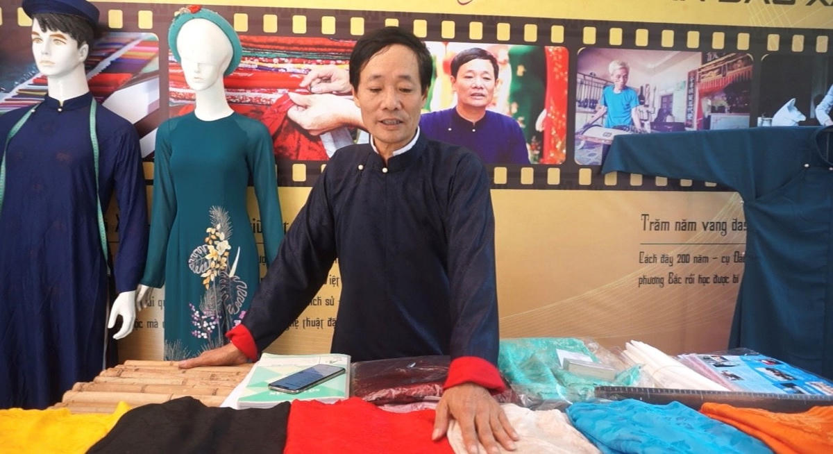 Nghề nhân Nghiêm Văn Đạt chia sẻ về các công đoạn làm áo dài của làng Trạch Xá.  