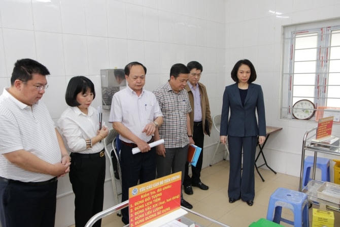 Phó Chủ tịch UBND TP Hà Nội Vũ Thu Hà đã đi kiểm tra công tác tiêm chủng vaccine sởi cho trẻ từ 6 đến dưới 9 tháng tuổi tại quận Đống Đa. Ảnh: Sở Y tế Hà Nội 