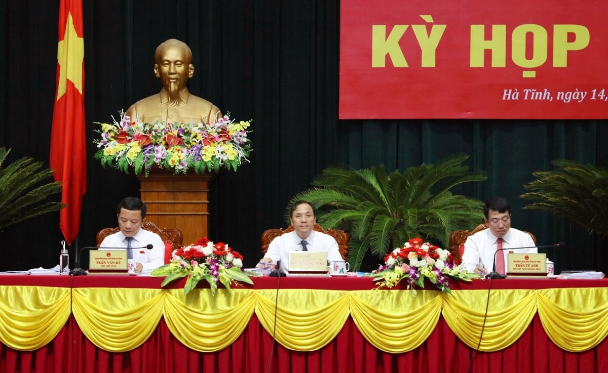 Chủ trì kỳ họp. Ảnh BHT.