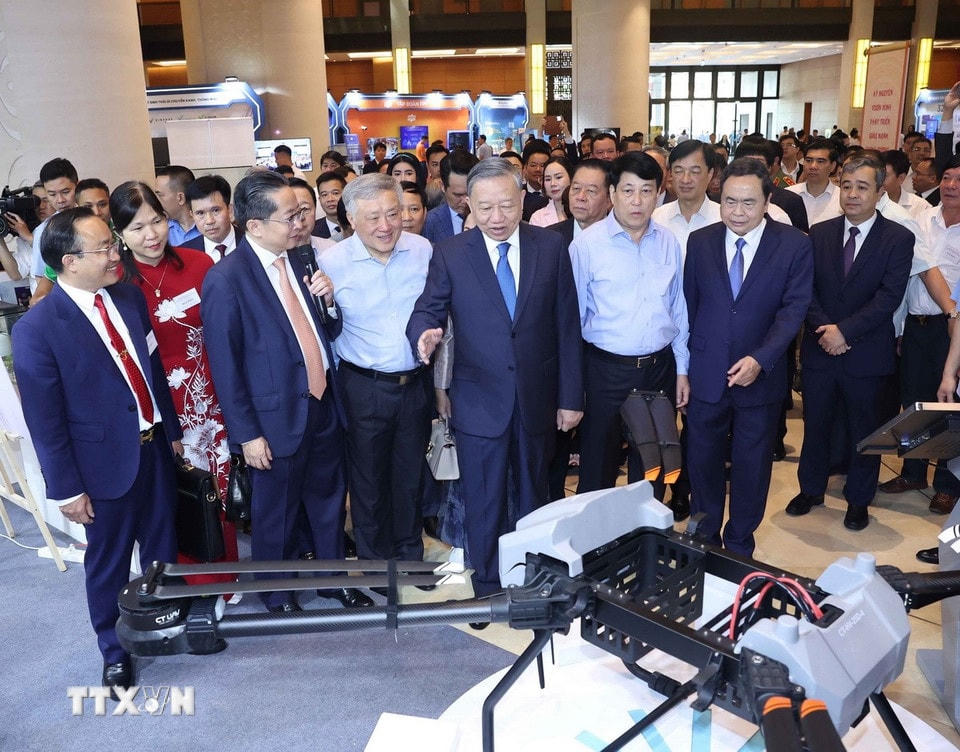 Tổng Bí thư Tô Lâm và các đại biểu tham quan triển lãm 