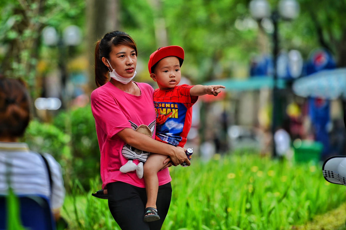 Mặc nắng nóng, Công viên Thủ Lệ đông vui ngày Quốc tế Thiếu nhi