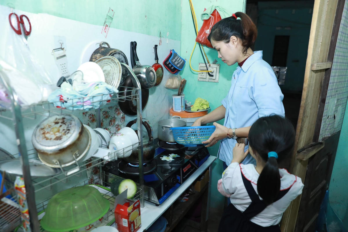 Quy định phải đảm bảo diện tích 15m2 sàn/người mới đủ điều kiện đăng ký thường trú khiến nhiều công nhân, người lao động gặp khó khăn. Ảnh: Quang Vinh.