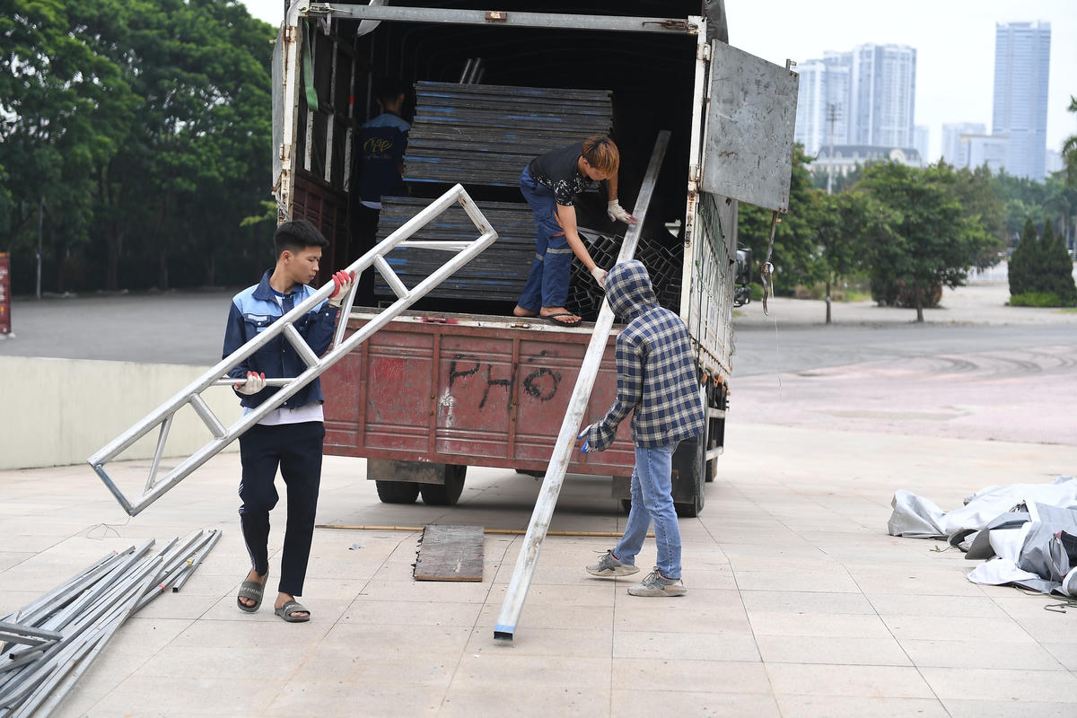 Theo ghi nhận của PV Báo Đại Đoàn Kết Online, tại sân vận động Mỹ Đình hiện đang có hàng chục công nhân vận chuyển vật liệu phụ kiện tiến hành thi công các hạng mục phục vụ show diễn của nhóm nhạc BlackPink.