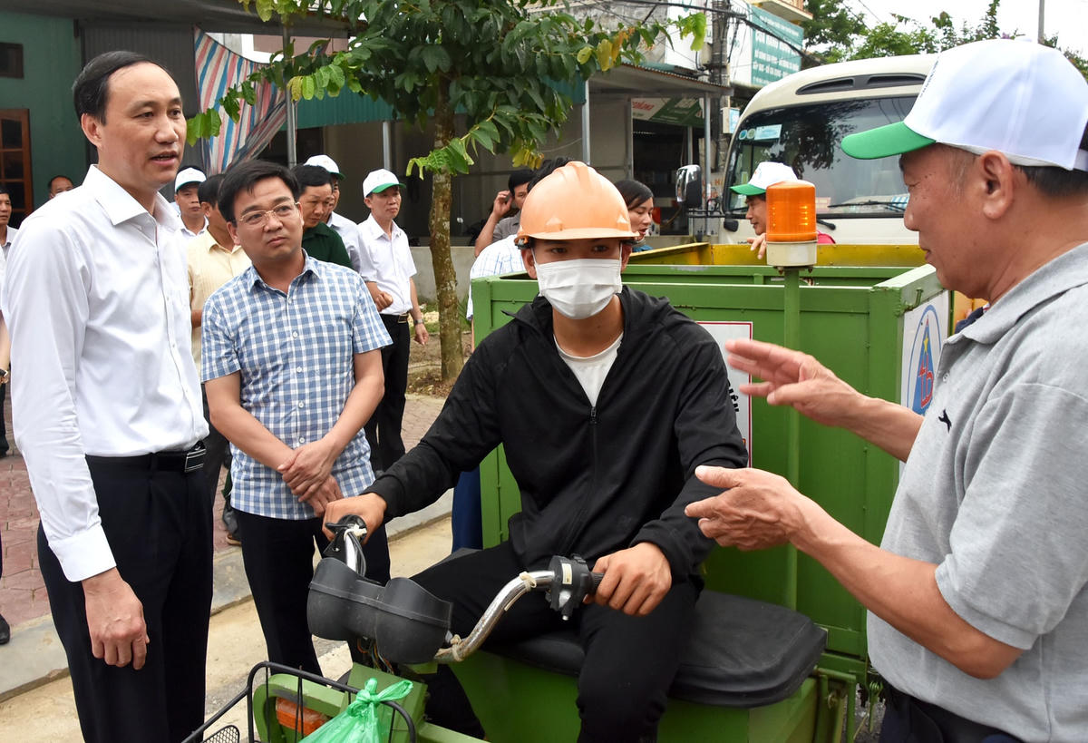 Phó Chủ tịch Phùng Khánh Tài khảo sát mô hình tự quản về phân loại và xử lý rác thải tại nguồn tại các khu dân cư phường An Tường, thành phố Tuyên Quang.
