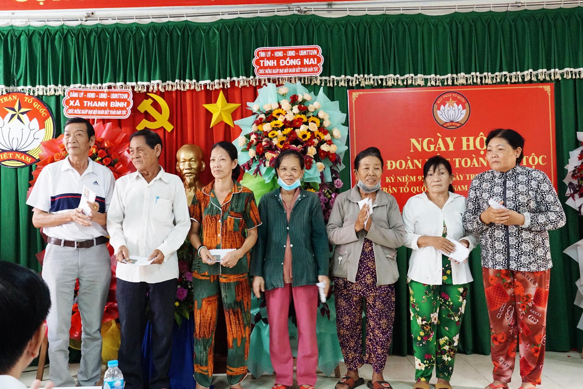 Trao quà cho các hộ dân có hoàn cảnh khó khăn trên địa bàn. Ảnh Mạnh Thìn.