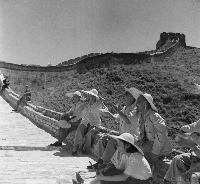 Chủ tịch Hồ Chí Minh thăm Vạn lý Trường thành, tháng 7/1955. (Ảnh: TTXVN)