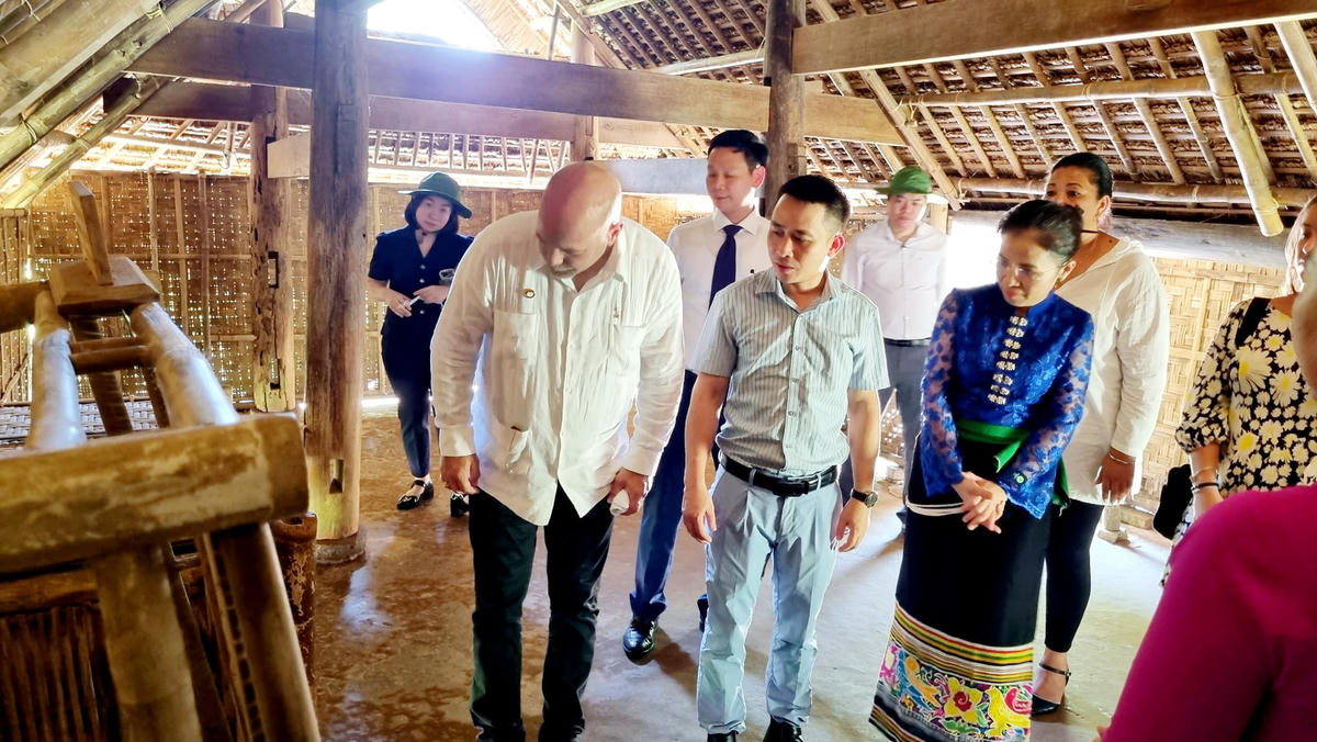 Chủ tịch Ủy ban Bảo vệ Cách mạng Cuba dâng hoa, dâng hương tại Khu di tích Kim Liên