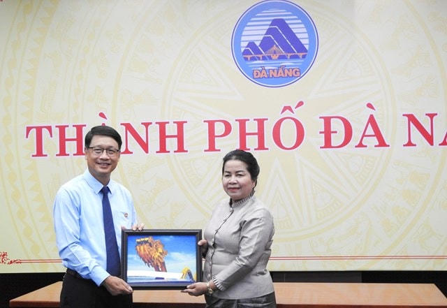 Chủ tịch Ủy ban MTTQ Việt Nam TP Đà Nẵng (trái) và Chủ tịch Uỷ ban Mặt trận Lào xây dựng đất nước tỉnh Champasak.