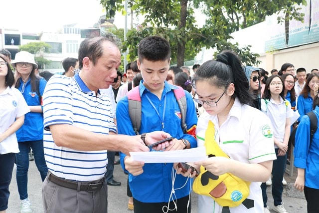 Thí sinh hoàn thành kỳ thi vào lớp 10 tại Hà Nội.