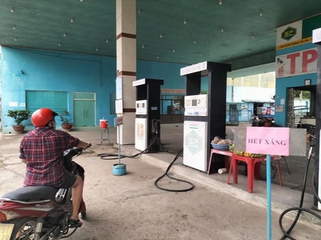 Nhiều cữa hàng trên địa bàn Ninh Thuận, treo bảng thông báo hêt xăng.