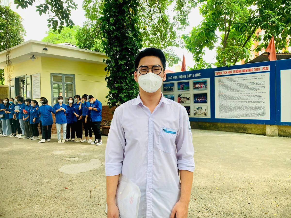 Rời khỏi điểm thi Trường THCS Việt Nam – Angieri (Thanh Xuân) đầu tiên, thí sinh Vũ Kỳ Anh, học sinh lớp 12 A1, Trường THPT Chuyên Khoa học Tự nhiên – Đại học Quốc gia Hà Nội phấn khởi cho biết, em làm được hết bài. Với đề thi môn Ngữ văn, Kỳ Anh tự tin đạt trên 6 điểm.