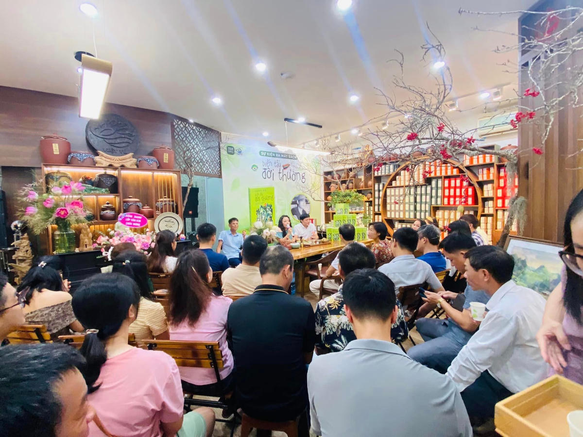Buổi ra mắt cuốn Biến tấu đời thường thu hút sự quan tâm của nhiều độc giả.