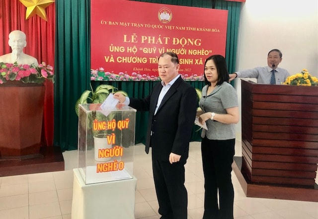 Ông Nguyễn Anh Tuấn, Phó chủ tịch UBND tỉnh Khánh Hòa ủng hộ quỹ Vì người nghèo.
