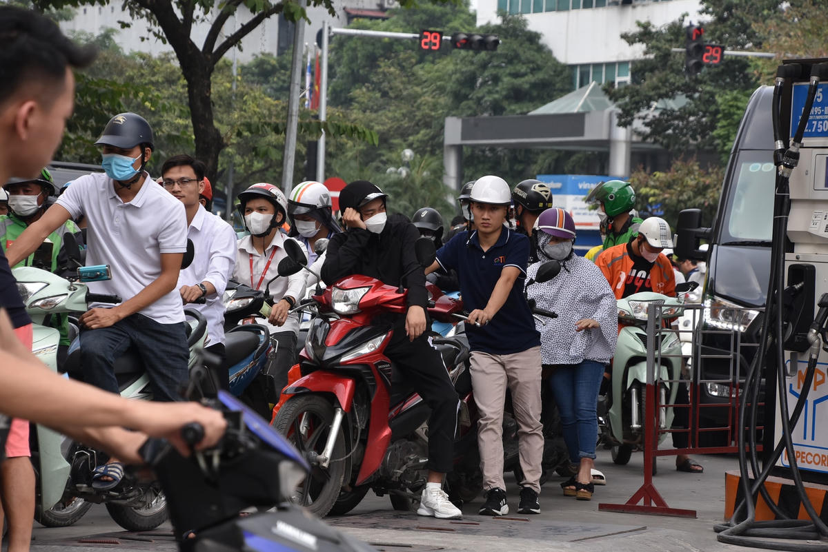 Tuy nhiên, theo nhiều dự báo, giá xăng có thể tiếp tục tăng vào chiều nay (lần tăng thứ tư liên tiếp).