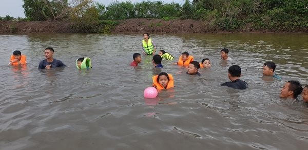 Lớp học bơi có rất nhiều trẻ em tham gia.