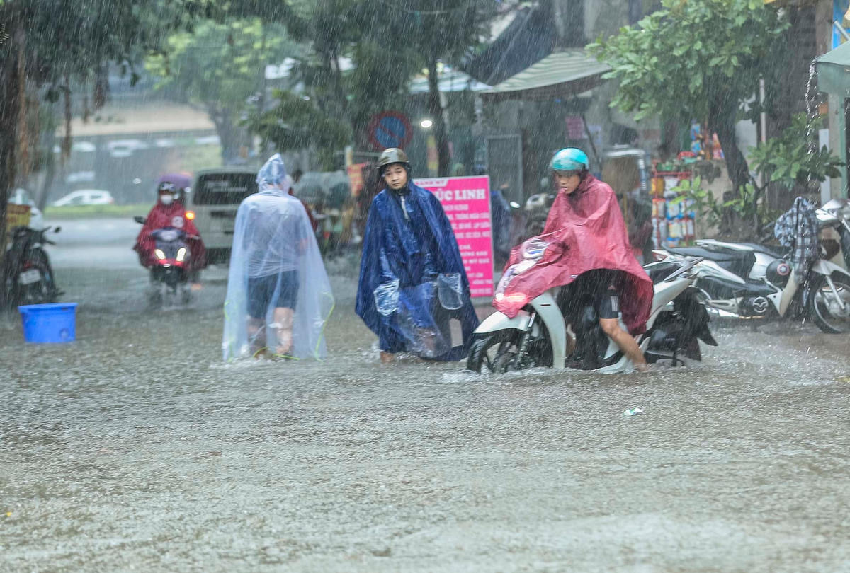 Từ khoảng 9h30 sáng 20/8, khu vực Hà Nội xuất hiện mưa lớn khiến nhiều tuyến đường bị ngập.