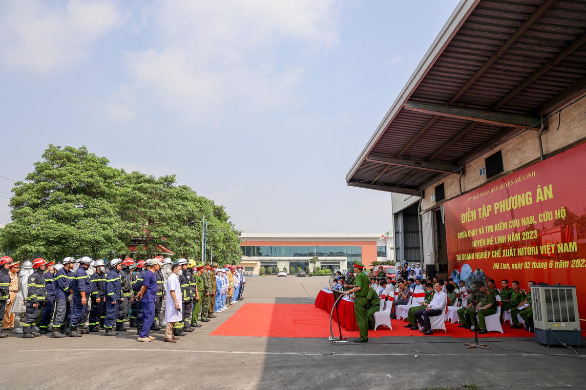 Nhằm đảm bảo công tác an toàn PCCC, UBND huyện Mê Linh phối hợp với Công an huyện Mê Linh tổ chức tập huấn PCCC tại khu công nghiệp (KCN) Quang Minh. Với tình huống giả định đám cháy phát sinh từ nhà xưởng số 1 của công ty Nitori. 