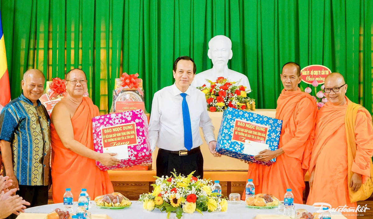 A- Bt Đào ngọc Dung tặng quà