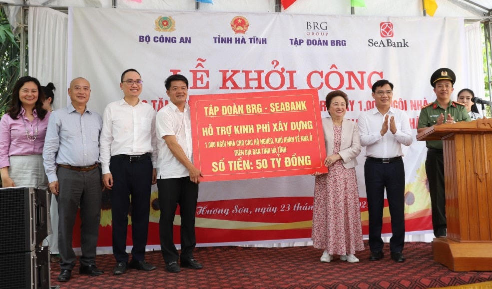 Bà Nguyễn Thị Nga - Chủ tịch Tập đoàn BRG, Phó Chủ tịch Thường trực Ngân hàng SeABank trao tặng biểu trưng hỗ trợ kinh phí xây dựng 1.000 ngôi nhà với số tiền 50 tỷ đồng cho Hà Tĩnh.