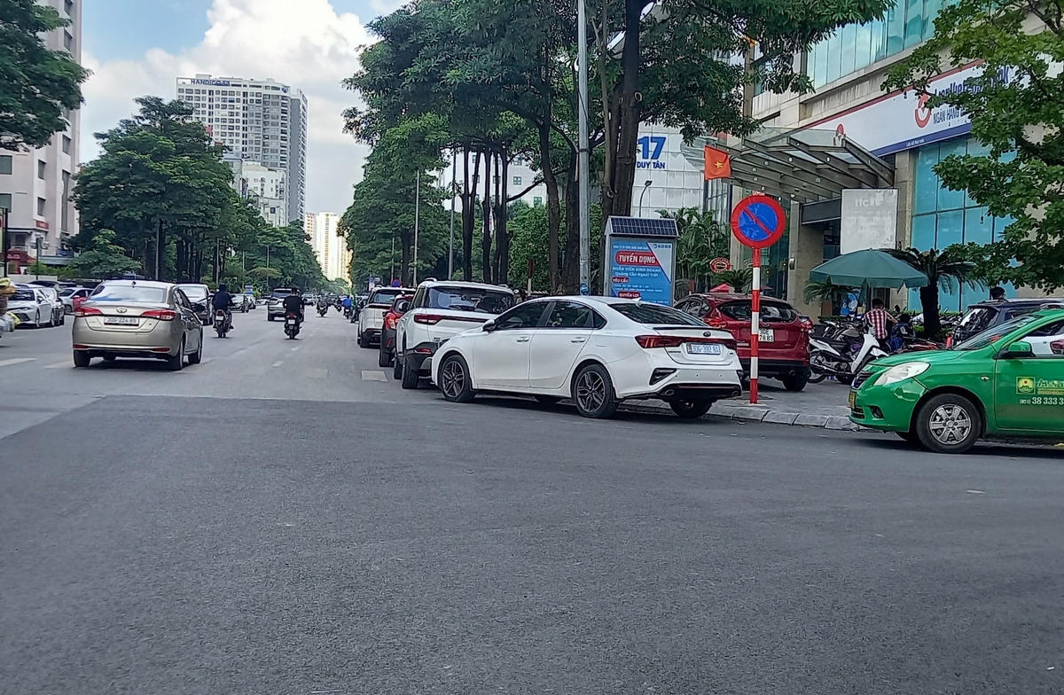 Mặc dù trên tuyến đường Duy Tân có hàng loạt biển cấm đỗ xe nhưng vẫn bị vô hiệu hóa hoàn toàn.
