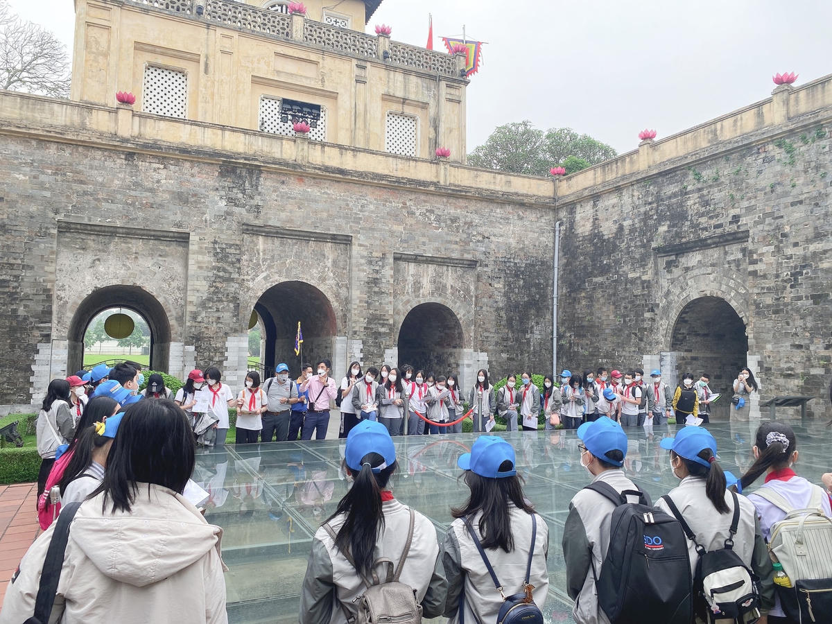 Học sinh Hà Nội tìm hiểu di tích Hoàng Thành Thăng Long.