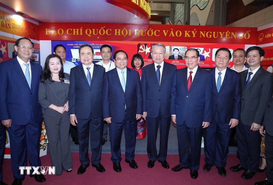 Tổng Bí thư Tô Lâm, các đồng chí lãnh đạo, nguyên lãnh đạo Đảng, Nhà nước và các đại biểu tham quan triển lãm ảnh, tư liệu, hiện vật lịch sử về truyền thống 100 năm Ngày Báo chí cách mạng Việt Nam; thành tựu xu hướng phát triển báo chí trong kỷ nguyên mới; trưng bày các thiết bị, ứng dụng công nghệ báo chí- truyền thông hiện đại. (Ảnh: Thống Nhất/TTXVN)
