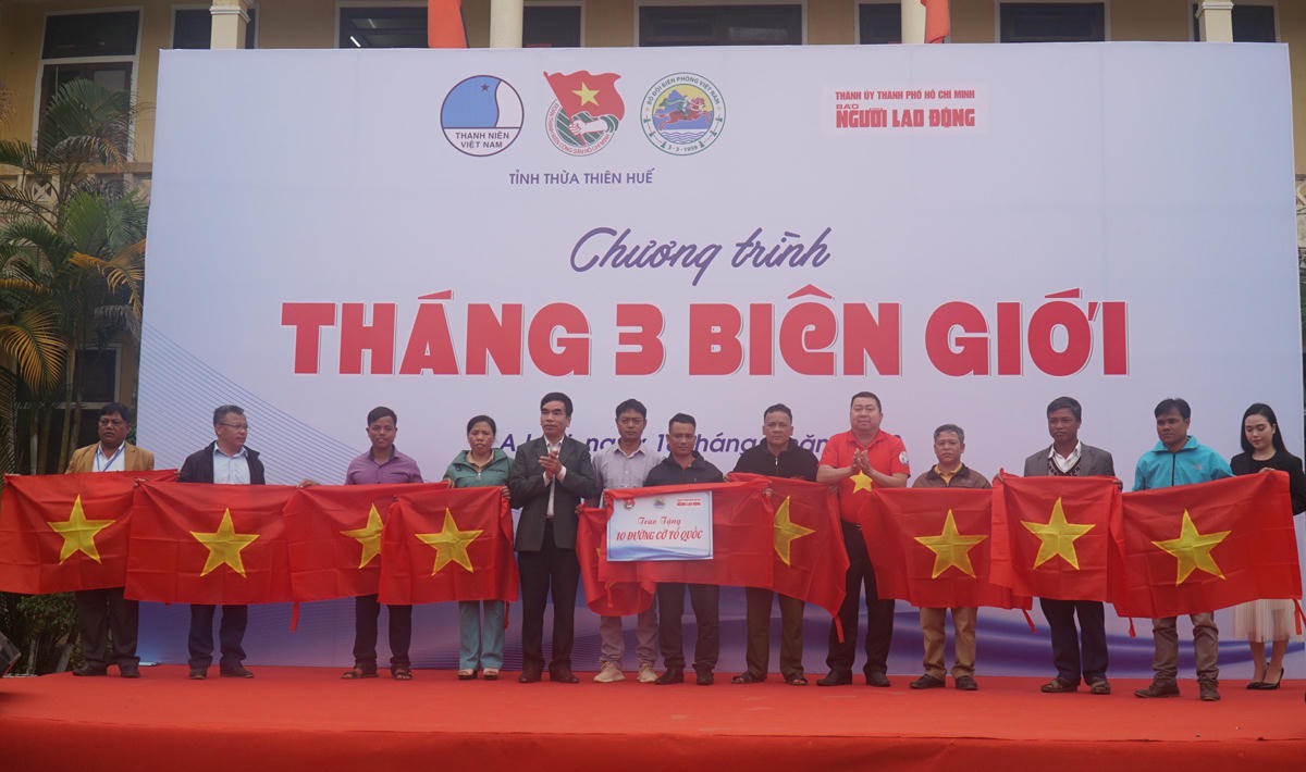Trao tặng 10.000 lá cờ Tổ quốc đến người dân vùng biên giới tỉnh Thừa Thiên - Huế.