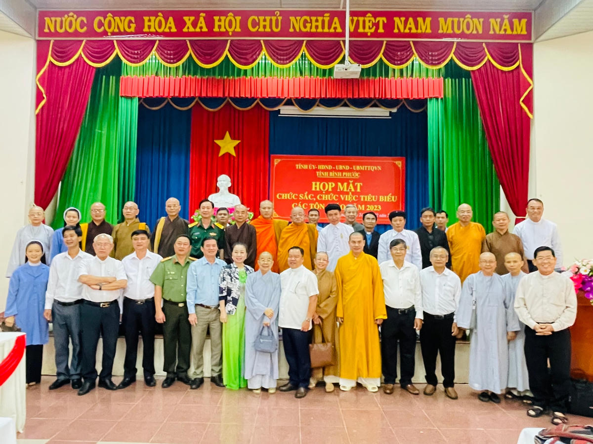 Các đại biểu dự họp mặt chụp hình lưu niệm. Ảnh: Kim Tuệ.